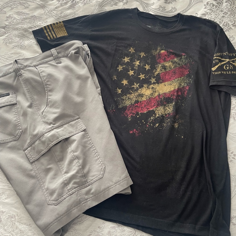 Grunt Style T-Shirt and Gray Cargo Shorts by Lee XL